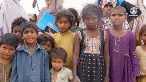 اپنے اسکولوں میں بچے